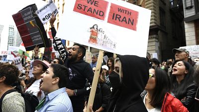 A világ több nagyvárosában is kiálltak az iráni nép mellett londoni és párizsi nagykövetsége előtt, illetve Isztambulban élő irániak is.