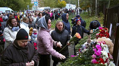 Vecinos de Izhevsk colocan flores y peluches ante el colegio en el que ocurrió la matanza