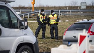 ضباط شرطة على الحدود الألمانية التشيكية في بريتيناو ، شرق ألمانيا. 2021/02/18