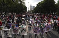 Familiares y compañeros de los 43 universitarios de Ayotzinapa desaparecidos y simpatizantes marchan en la Ciudad de México, el lunes 26 de septiembre de 2022