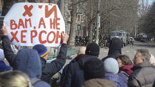 Ουκρανοί διαδηλώνουν κατά των ρώσων εισβολέων
