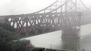 قطار شحن يعبر جسرا يربط بين الصين وكوريا الشمالية في داندونغ بمقاطعة لياونينغ شمال شرق الصين، 26 سبتمبر 2022