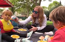 Una familia con dos niños gemelos en el encuentro de gemelos y trillizos celebrado en Madrid, España