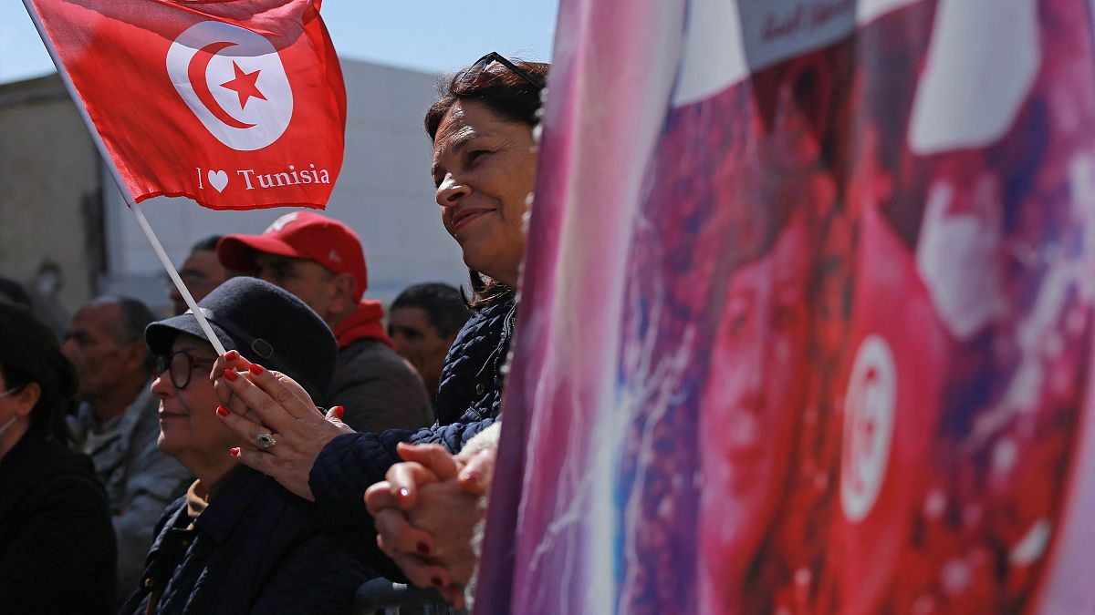 أنصار المعارضة التونسية يشاركون في مسيرة ضد انتزاع الرئيس قيس سعيد للسلطة والأزمة الاقتصادية، في العاصمة تونس، في 13 مارس 2022.