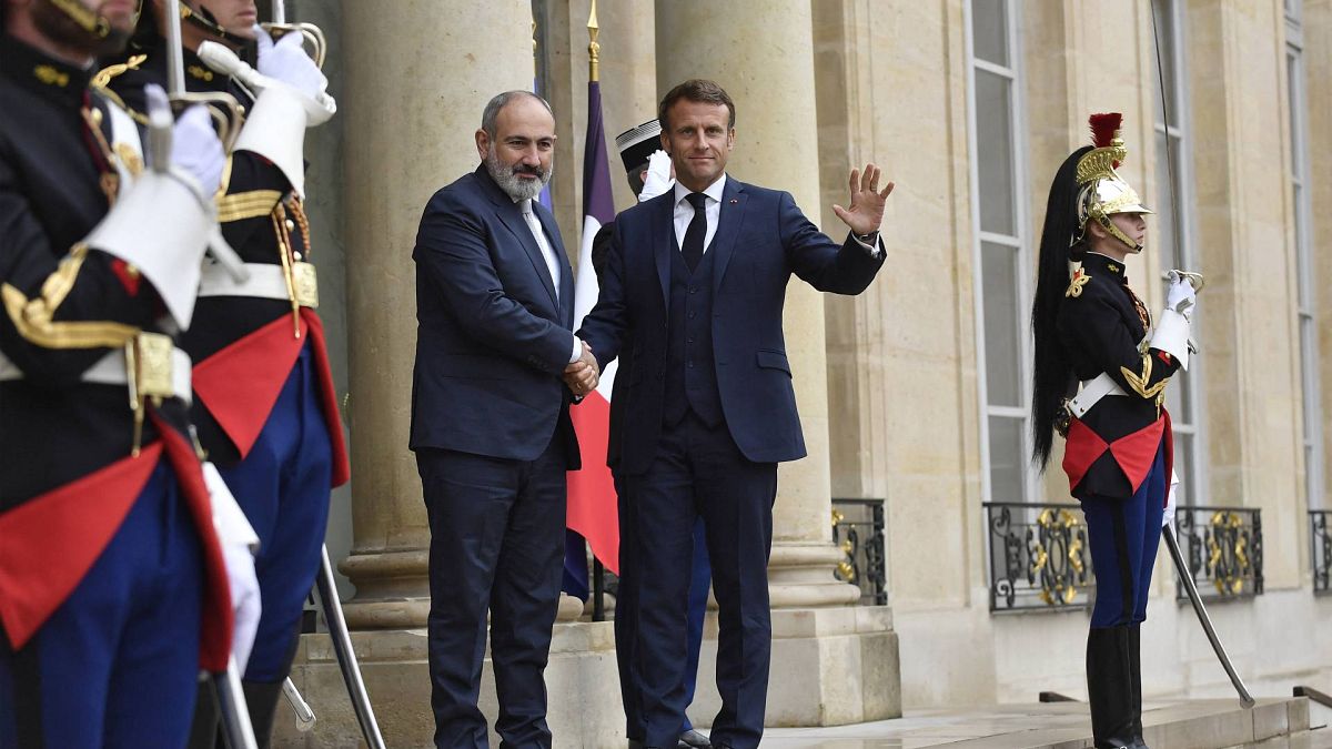Fransa Cumhurbaşkanı Emmanuel Macron, Ermenistan Başbakanı Nikol Paşinyan 