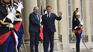 Fransa Cumhurbaşkanı Emmanuel Macron, Ermenistan Başbakanı Nikol Paşinyan