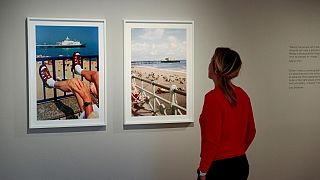 Sur la photo de Martin Parr, on retrouve une plage similaire, avec un bateau au loin, que sur la photographie issue des archives du Anonymous Project.