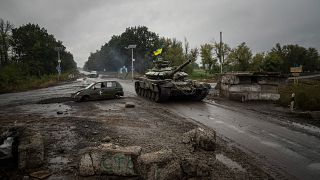 دبابة أوكرانية تمر عبر نقطة تفتيش روسية سابقة في منطقة إيزيوم بأوكرانيا التي تم استعادتها مؤخرًا. 2022/09/16
