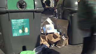 Cartones fuera de los contenedores de basura en Madrid 