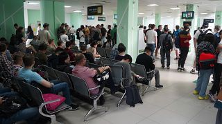Приехавшие в Казахстан россияне ждут в очереди за получением ИИН