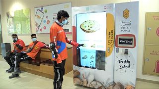 آلة لتحضير الخبز وتوفيره مجانا في دبي وسط ارتفاع التضخم
