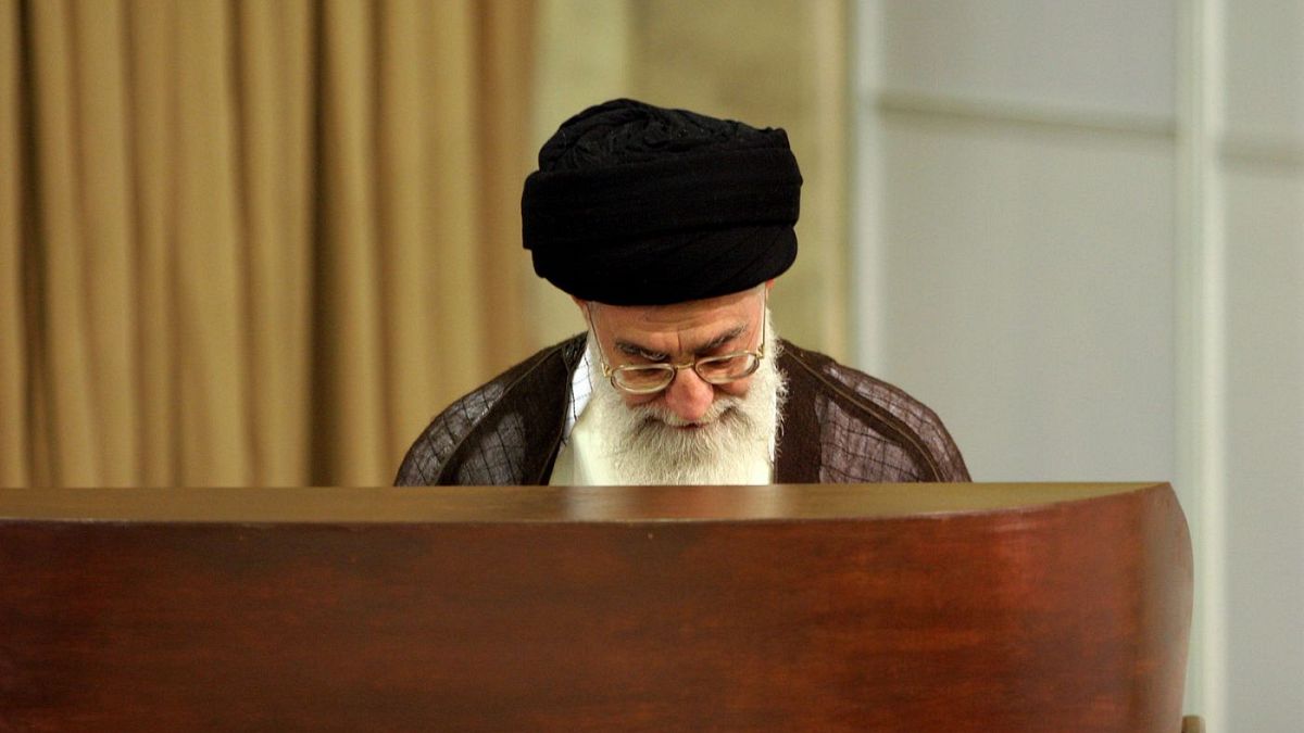 سکوت علی خامنه‌ای، رهبر ایران نسبت به مرگ مهسا امینی