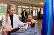 امرأة تصوت مع أطفالها في مركز اقتراع في لوهانسك، جمهورية لوغانسك الشعبية، أوكرانيا، 27 سبتمبر 2022