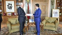 وزير العدل الجزائري يسلم دعوة القمة إلى وزير الخارجية المغربي