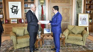وزير العدل الجزائري يسلم دعوة القمة إلى وزير الخارجية المغربي