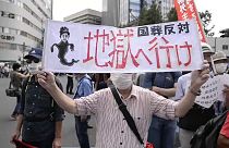 احتجاجات في اليابان على تنظيم جنازة رسمية لشينزو آبي. 