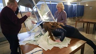 In Luhansk wird eine Wahlurne geleert