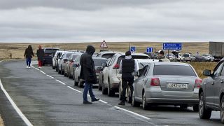 un auto percorre il confine tra Russia e Kazakistan, settembre 2022