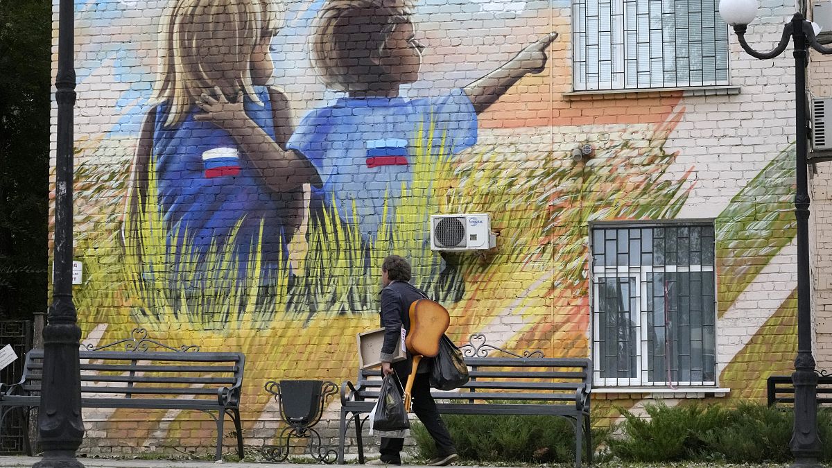 Граффити на стене дома в Луганске