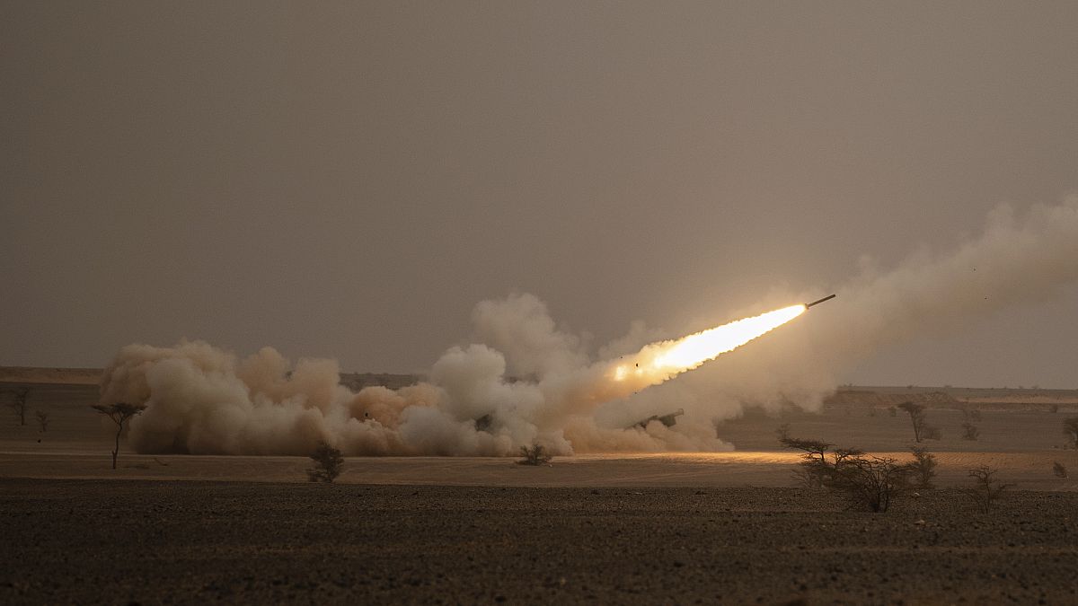 إطلاق  صواريخ "هايمارس" أميركية الصنع خلال تدريبات الأسد الإفريقي في جنوبي المغرب. 09/06/2021