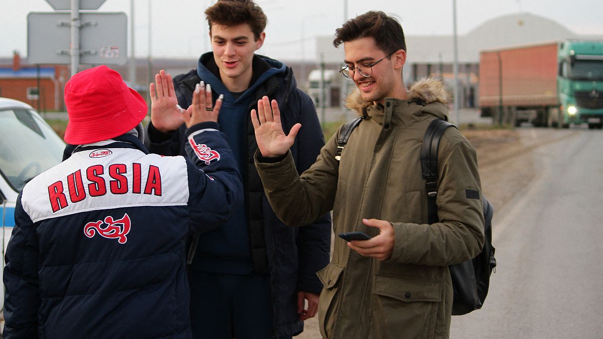 Волонтер встречает пересекших границу с Казахстаном россиян. 27 сентября 2022 года