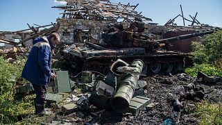 Un habitant de la région d'Oleksandr près de sa maison en ruines dans la zone récemment reprise près d'Izium, en Ukraine - 21.09