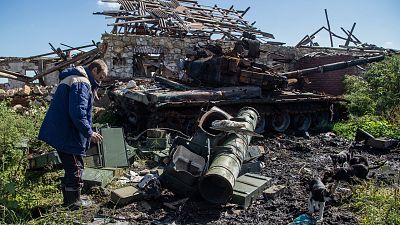 Un habitant de la région d'Oleksandr près de sa maison en ruines dans la zone récemment reprise près d'Izium, en Ukraine - 21.09