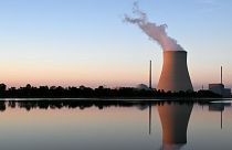 Tour de refroidissement de la centrale nucléaire Isar, non loin de Landshut dans le sud de l'Allemagne, le 3 août 2022