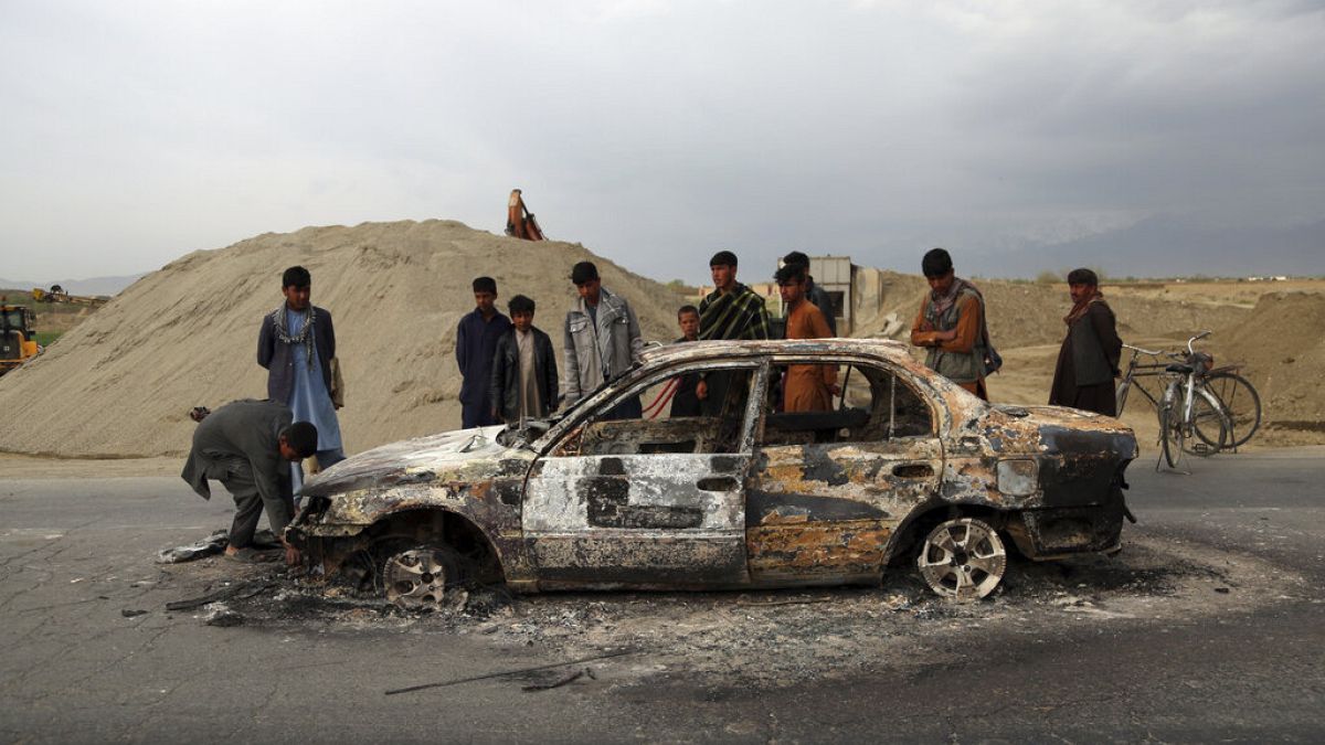  سيارة مدنية تحترق بعد إطلاق النار عليها من قبل القوات الأمريكية، شمال كابول، أفغانستان، 2019