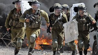 قوات إسرائيلية تندفع باتجاه المتظاهرين الفلسطينيين بعد احتجاج على مصادرة إسرائيل للأراضي الفلسطينية في قرية كفر قدوم. 2022/09/23