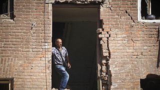 Un homme dans sa maison détruite par des frappes en Ukraine