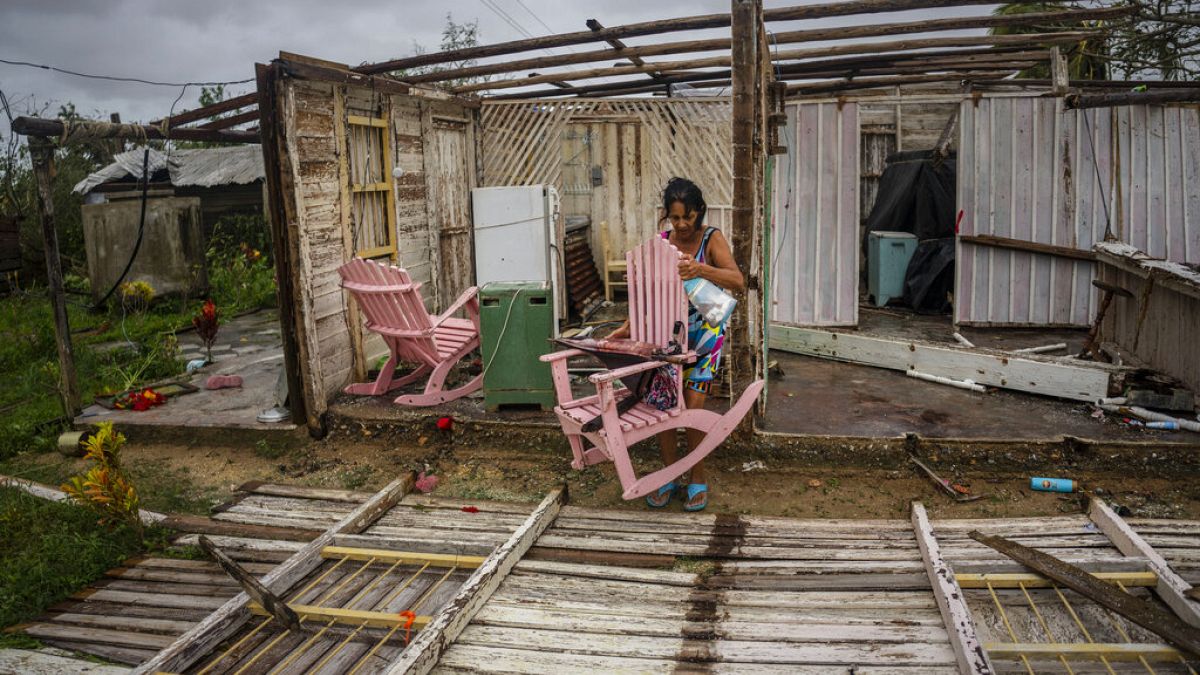 سيدة تسترد متعلقاتها من منزلها الذي دمره إعصار إيان في بينار ديل ريو، كوبا،  27 سبتمبر 2022