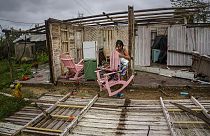 سيدة تسترد متعلقاتها من منزلها الذي دمره إعصار إيان في بينار ديل ريو، كوبا،  27 سبتمبر 2022