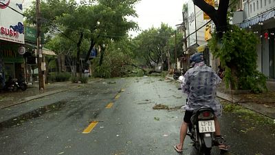 Le typhon Noru a touché terre au Vietnam, des dégâts matériels