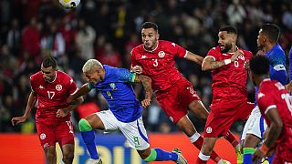 التونسي منتصر عمر الطالبي يسجل الهدف الأول لفريقه خلال مباراة كرة القدم الودية بين البرازيل وتونس على ملعب بارك دي برينس في باريس، فرنسا، الثلاثاء 27 سبتمبر 2022