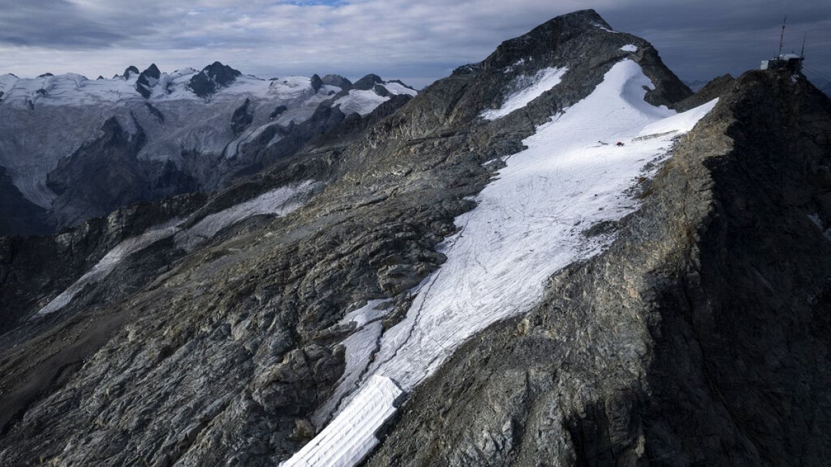 İsviçre'nin Samedan kenti yakınlarındaki Corvatsch buzulunun bir kısmı. Yapılan bir araştırmaya göre bu yıl ülkedeki buzulların yüzde  6'sı eridi