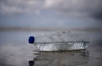 Archives : une bouteille en plastique sur une plage de Plomeur en Bretagne, dans l'ouest de la France, le 27 juin 2022