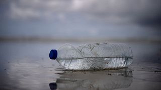 Archives : une bouteille en plastique sur une plage de Plomeur en Bretagne, dans l'ouest de la France, le 27 juin 2022