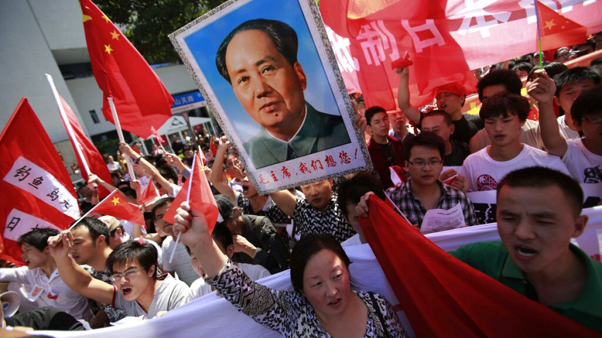 Japonya karşıtı protestocular Çin'in Şanghay kentindeki Japon Başkonsolosluğu yakınlarında 'tartışmalı adalarla' ilgili protesto yürüyüşü yaptı. 2012