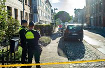 La police monte la garde sur les lieux où une fusillade s'est produite lorsque la police a perquisitionné une maison, à Merksem, Anvers.