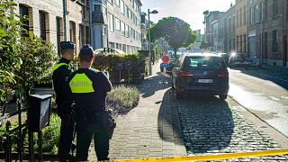 La police monte la garde sur les lieux où une fusillade s'est produite lorsque la police a perquisitionné une maison, à Merksem, Anvers.