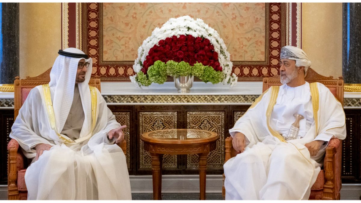  رئيس دولة الإمارات الشيخ محمد بن زايد آل نهيان وسلطان عمان هيثم بن طارق