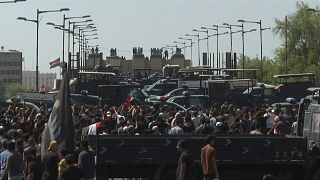 محتجون عراقيون أمام مبنى البرلمان
