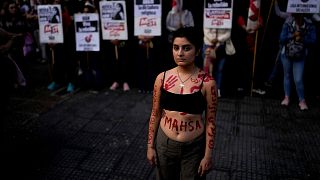 Des femmes manifestent contre la mort de Mahsa Amini, une femme décédée alors qu'elle était en garde à vue en Iran, devant l'ambassade d'Iran à Buenos Aires, en Argentine