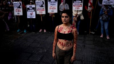Des femmes manifestent contre la mort de Mahsa Amini, une femme décédée alors qu'elle était en garde à vue en Iran, devant l'ambassade d'Iran à Buenos Aires, en Argentine