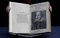 تُعرض الورقة الأولى لكتاب يحتوي على مؤلفات لوليام شكسبير في مزادات كريستيز بلندن، نُشر عام 1623 ويحتوي على 36 مسرحية من مسرحياته-2020