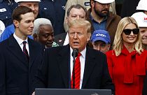 Eski ABDBaşkanı Donald Trump, kızı Ivanka Trump (sağda) ve damadı Jared Kushner (solda)