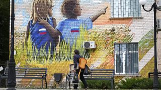 Des drapeaux russes ont été peints sur cette fresque murale, à Louhansk, Ukraine occupée, le 27 septembre 2022