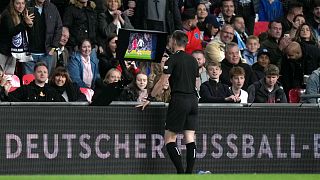 حكم يستخدم تقنية الفيديو في إحدى مباريات الدوري الإنجليزي الممتاز