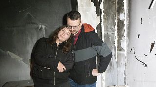 Anastasia y Roman Akulenko en su piso cubierto de ceniza. Irpin, suburbio de Kiev, Ucrania. 27 de septiembre de 2022 